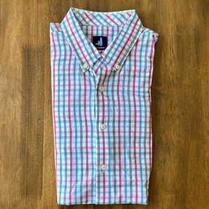 Men’s Johnnie-O performance casual button down shirt.